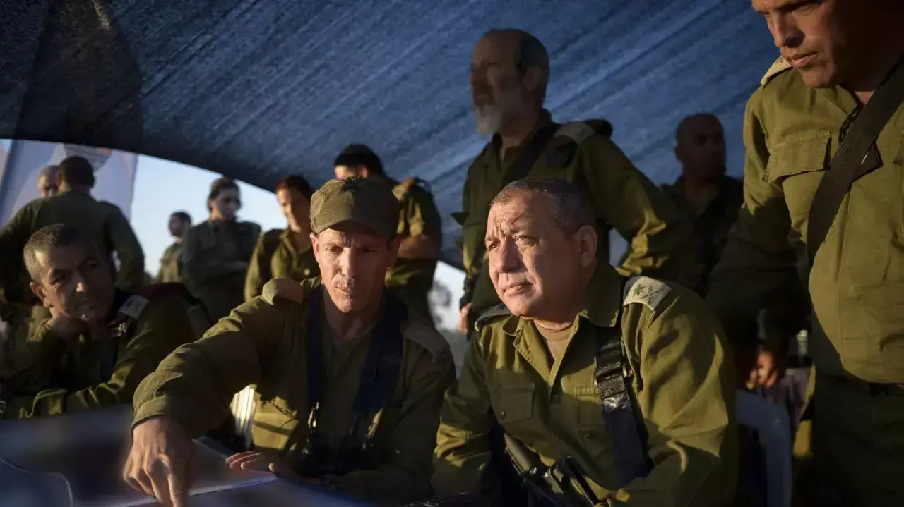 רא"ל גדי איזנקוט בביקור בתרגיל חטיבת השריון 401, 23 ביולי 2015 רא"ל גדי איזנקוט בביקור בתרגיל חטיבת השריון 401, 23 ביולי 2015