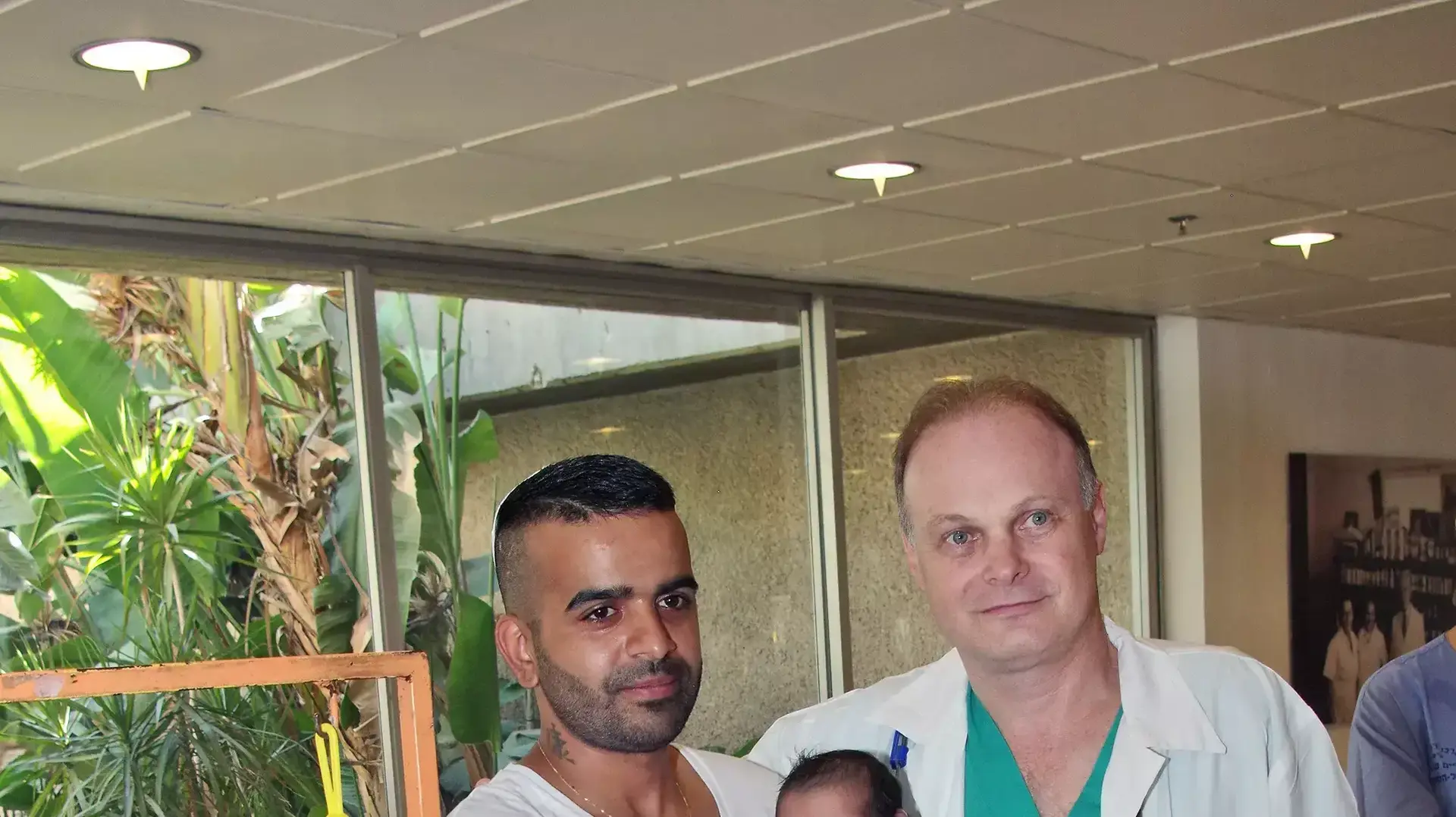 ההורים ומנהל יחידת טיפול נמרץ לב פרופ' שלמי מטצקי ההורים ומנהל יחידת טיפול נמרץ לב פרופ' שלמי מטצקי