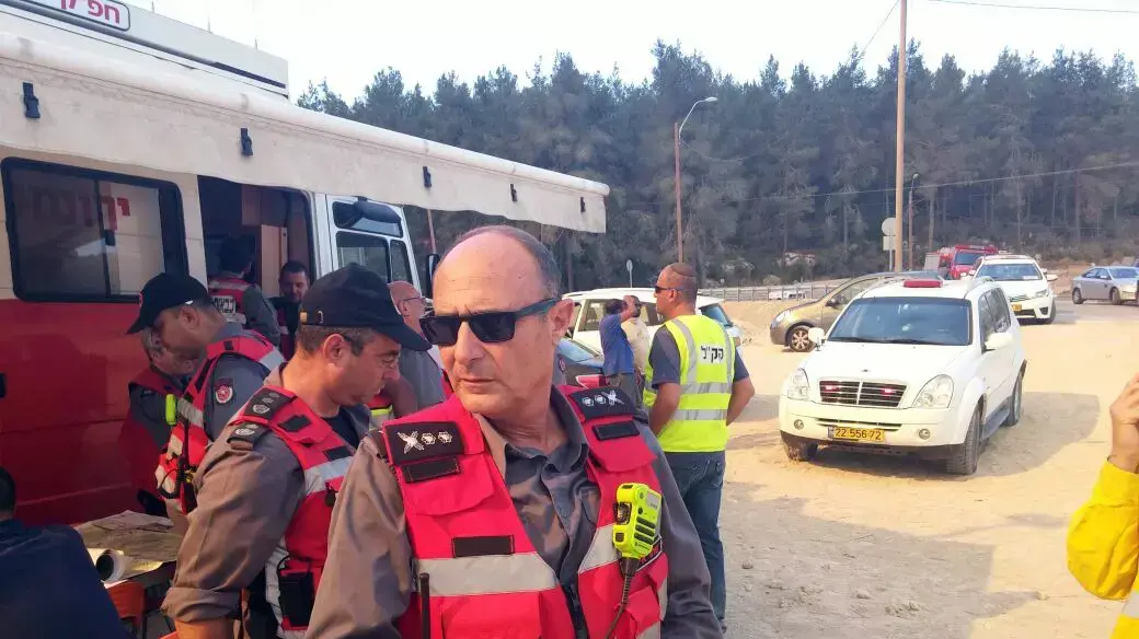 נציב הכבאות רב טפסר שחר איילון באזור השריפה שפרצה בסביבות בית שמש, יולי 2015 נציב הכבאות רב טפסר שחר איילון באזור השריפה שפרצה בסביבות בית שמש, יולי 2015