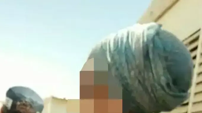 אישה שצעקה "מוחמד חזיר" באזור הר הבית שבירושלים ונעצרה, יולי 2015 אישה שצעקה "מוחמד חזיר" באזור הר הבית שבירושלים ונעצרה, יולי 2015