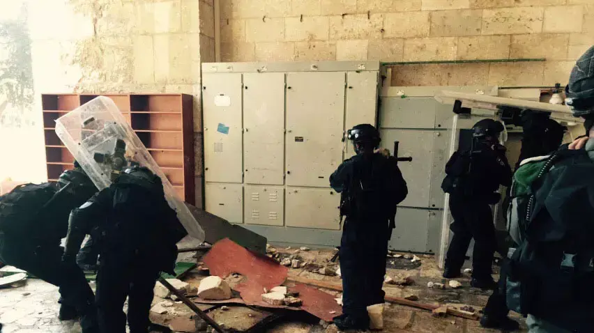 המשטרה פרצה להר הבית בעקבות התפרעויות של צעירים מוסלמים, יולי 2015 המשטרה פרצה להר הבית בעקבות התפרעויות של צעירים מוסלמים, יולי 2015