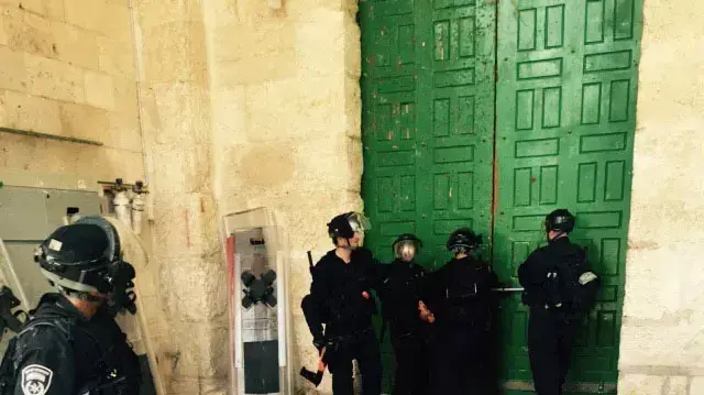 המשטרה פרצה להר הבית בעקבות התפרעויות של צעירים מוסלמים, יולי 2015 המשטרה פרצה להר הבית בעקבות התפרעויות של צעירים מוסלמים, יולי 2015
