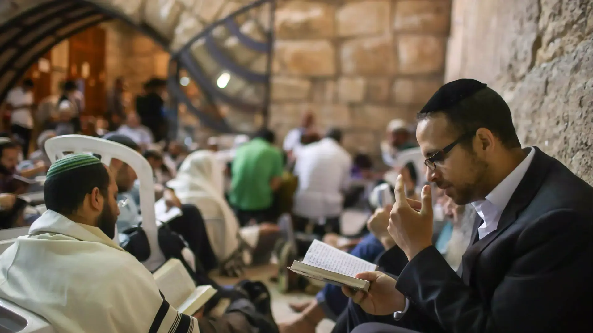 מאות מתפללים בכותל לרגל תשעה באב, יולי 2015 מאות מתפללים בכותל לרגל תשעה באב, יולי 2015