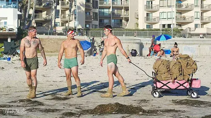 חיילי מארינס צועדים חצי ערומים