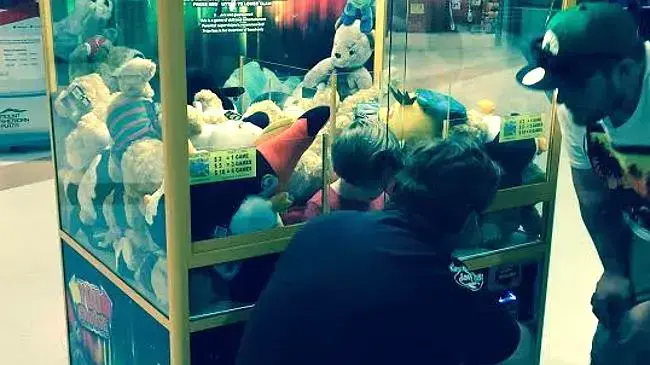 ילד תקוע במכונת משחקים ילד תקוע במכונת משחקים