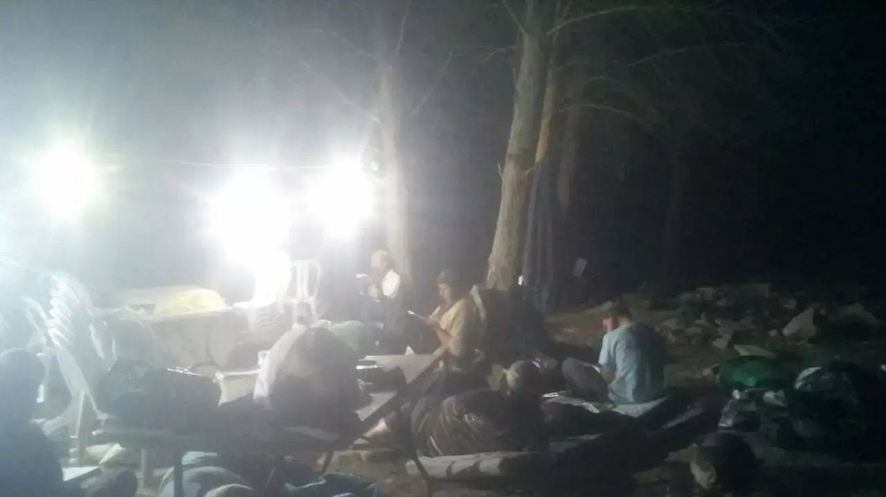 מפוני ההתנחלויות חומש ושא-נור ופעילי "חומש תחילה" בתפילות ט' באב ביישוב חומש, 26 ביולי 2015. מפוני ההתנחלויות חומש ושא-נור ופעילי "חומש תחילה" בתפילות ט' באב ביישוב חומש, 26 ביולי 2015.