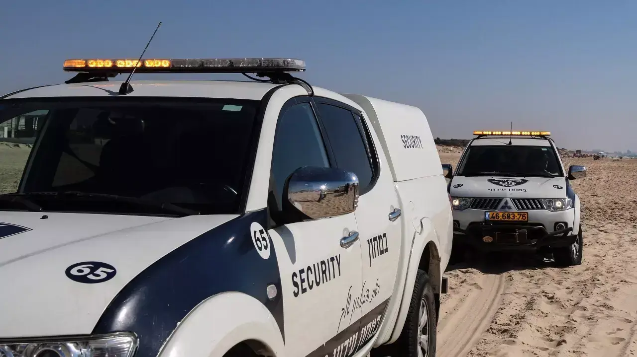 נושא: פסול נהיגה נתפס כשהפר את מעצר הבית שלו ורכב על טרקטורון בחוף הים בניצנים, 26 ביולי 2015 נושא: פסול נהיגה נתפס כשהפר את מעצר הבית שלו ורכב על טרקטורון בחוף הים בניצנים, 26 ביולי 2015