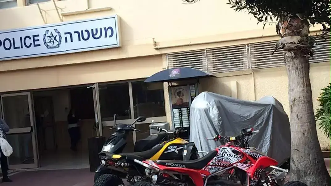 נושא: פסול נהיגה נתפס כשהפר את מעצר הבית שלו ורכב על טרקטורון בחוף הים בניצנים, 26 ביולי 2015 נושא: פסול נהיגה נתפס כשהפר את מעצר הבית שלו ורכב על טרקטורון בחוף הים בניצנים, 26 ביולי 2015