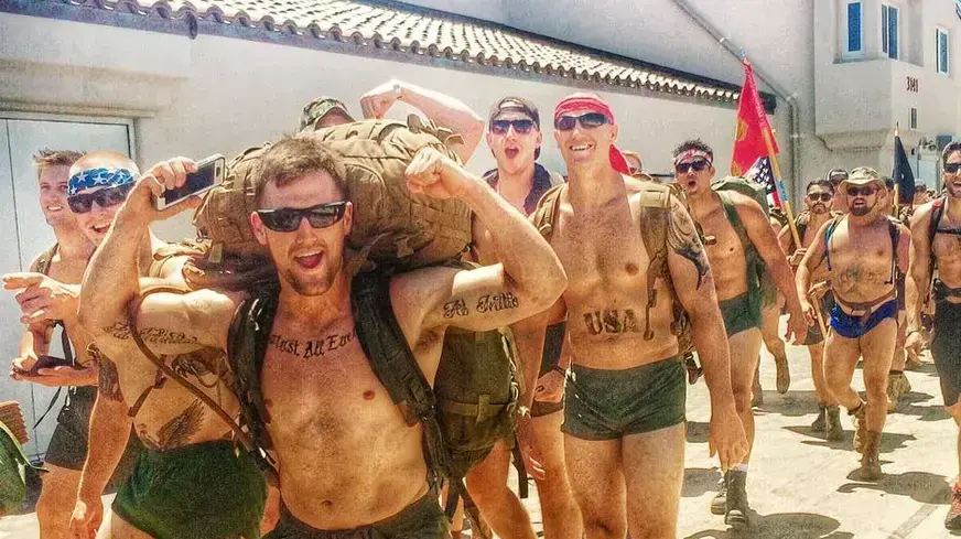 חיילי מארינס ערכו צעדה כדי לעורר מודעות להתאבדויות בצבא חיילי מארינס ערכו צעדה כדי לעורר מודעות להתאבדויות בצבא