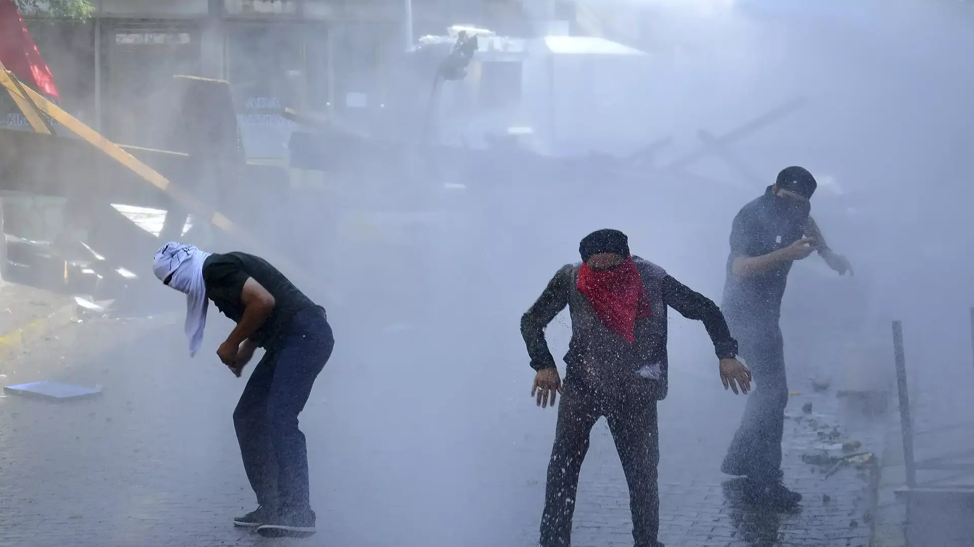 עימותים בין מפגינים לשוטרים באיסטנבול 26 יולי 2015 עימותים בין מפגינים לשוטרים באיסטנבול 26 יולי 2015