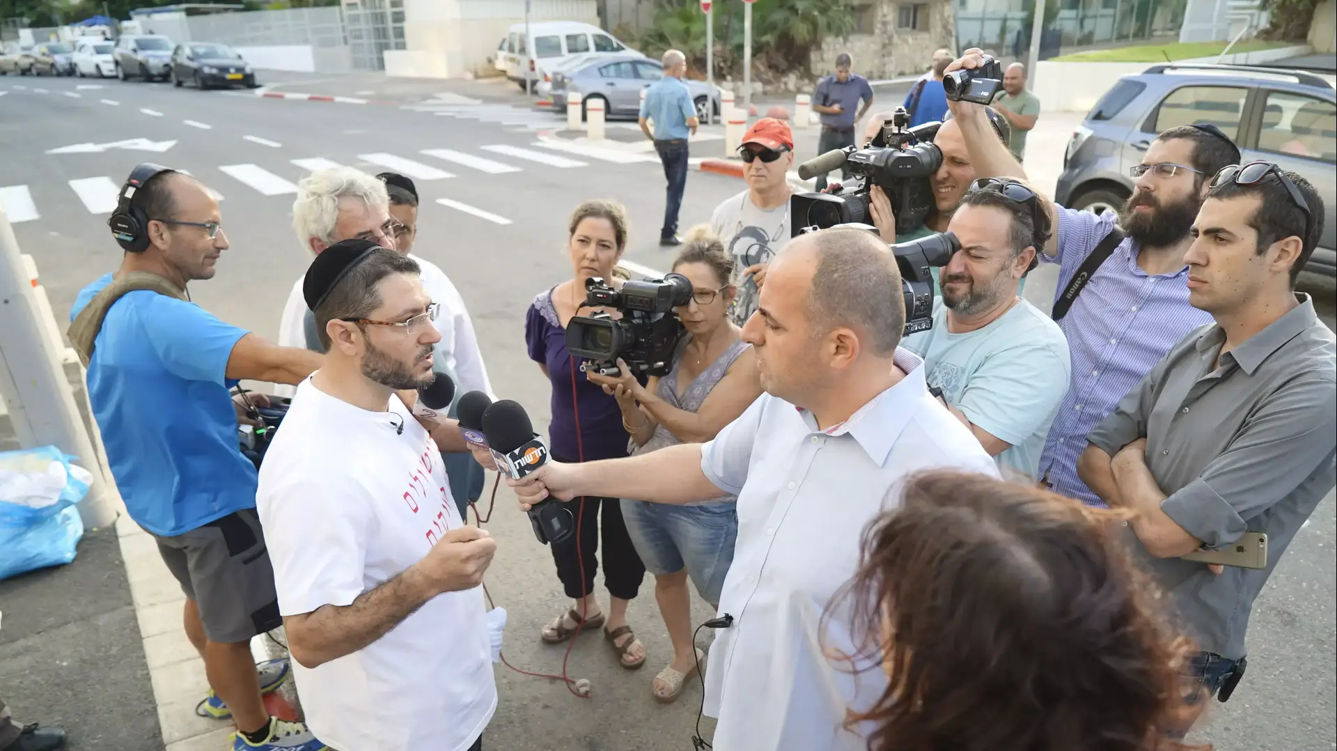 הפגנת תמיכה בנער בן ה-16 חולה הסרטן הדורש שלא יכפו עליו טיפולי כימותרפיה