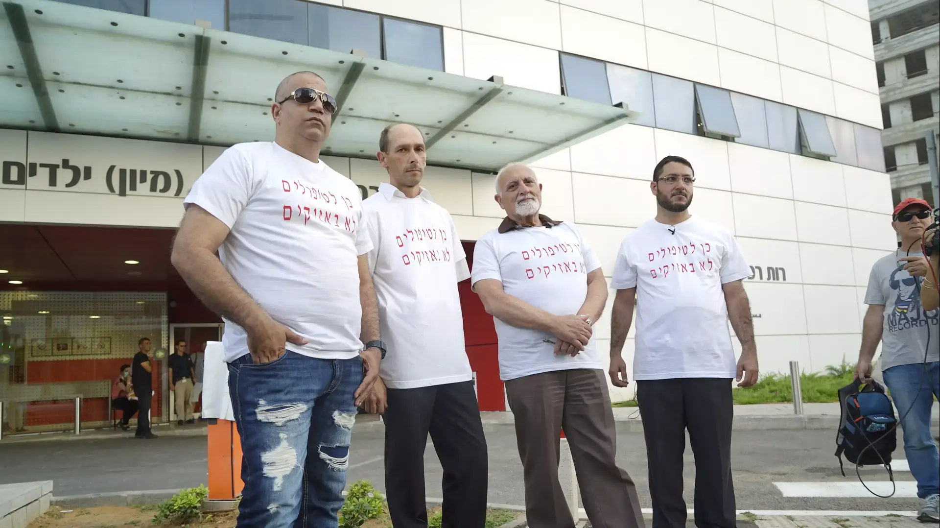 הפגנת תמיכה בנער בן ה-16 חולה הסרטן הדורש שלא יכפו עליו טיפולי כימותרפיה