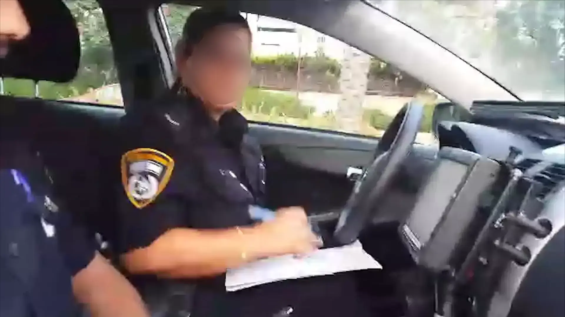תיעוד: שוטרת צולמה מעכבת את התנועה - ונתנה דוח לצלם תיעוד: שוטרת צולמה מעכבת את התנועה - ונתנה דוח לצלם