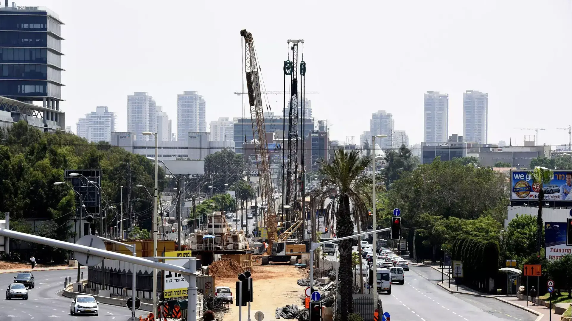עבודות הרכבת הקלה בז'בוטינסקי גהה תל אביב , יולי 2015 עבודות הרכבת הקלה בז'בוטינסקי גהה תל אביב , יולי 2015