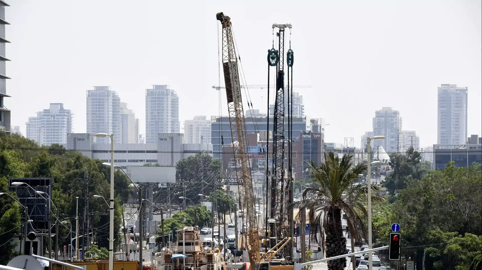 עבודות הרכבת הקלה בז'בוטינסקי גהה תל אביב , יולי 2015 עבודות הרכבת הקלה בז'בוטינסקי גהה תל אביב , יולי 2015