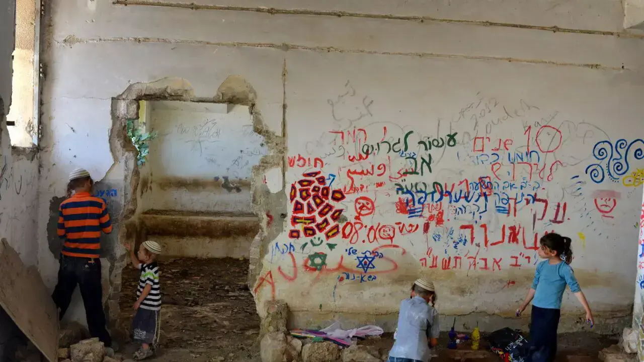 מתנחלים מתבצרים בשא-נור, יולי 2015 מתנחלים מתבצרים בשא-נור, יולי 2015