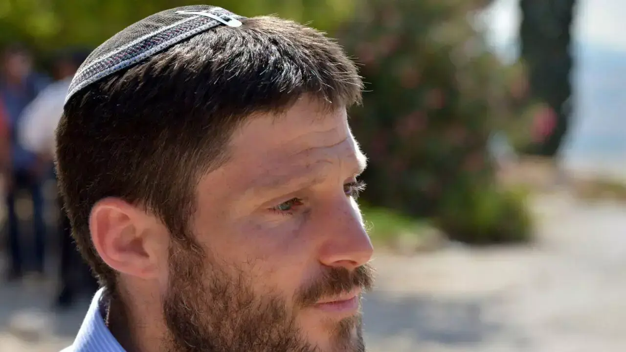 בצלאל סמוטריץ מהבית היהודי נמצא עם המתנחלים שמתבצרים בשא-נור, יולי 2015