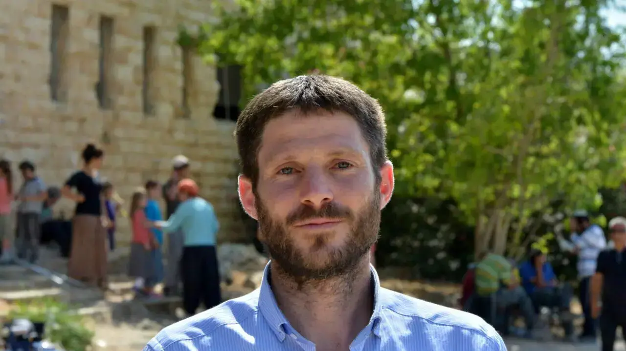 בצלאל סמוטריץ מהבית היהודי נמצא עם המתנחלים שמתבצרים בשא-נור, יולי 2015 בצלאל סמוטריץ מהבית היהודי נמצא עם המתנחלים שמתבצרים בשא-נור, יולי 2015