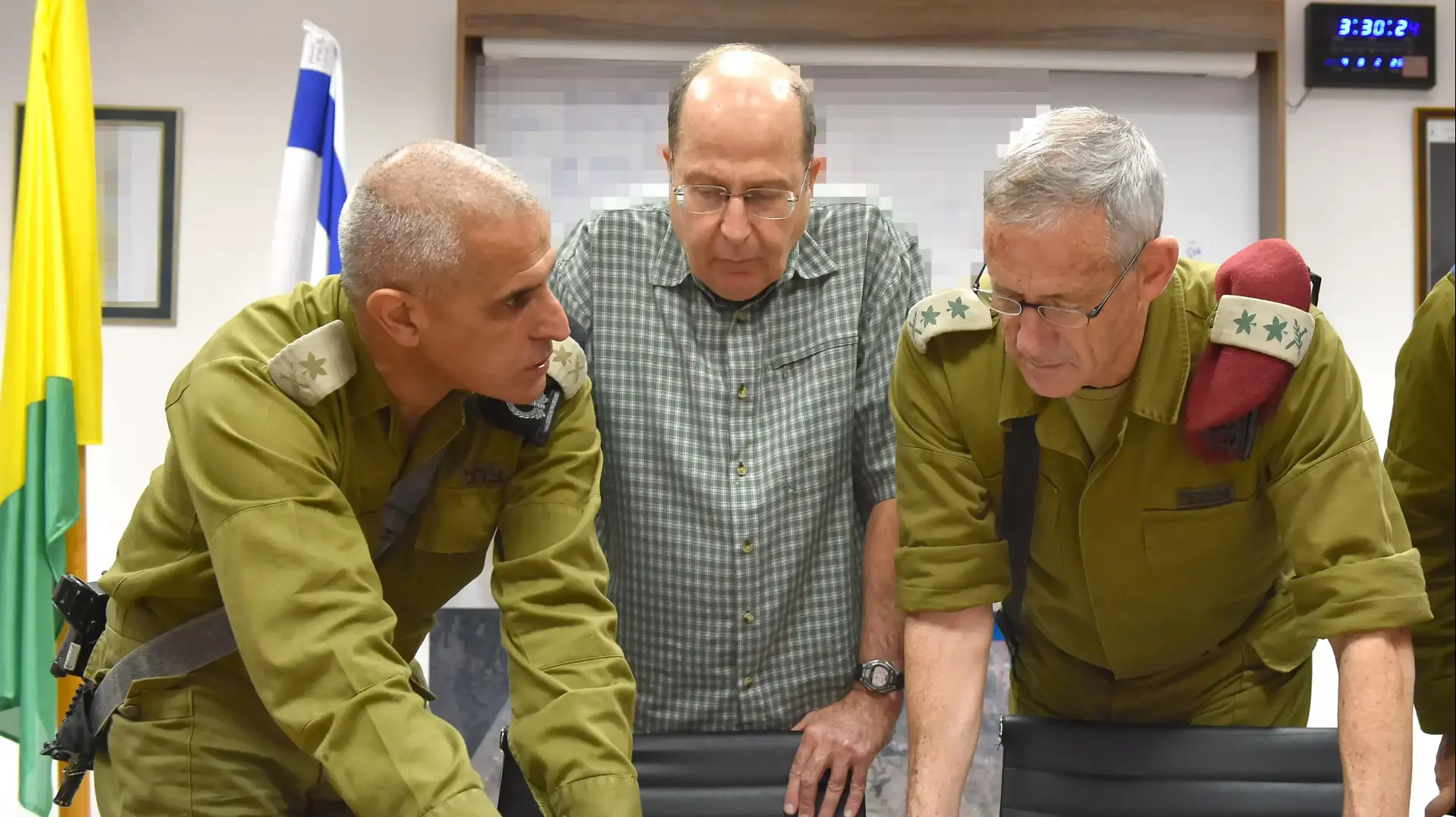 שר הביטחון משה יעלון מבקר באוגדת עזה יום לאחר שקרוב משפחתו הדר גולדין נהרג שר הביטחון משה יעלון מבקר באוגדת עזה יום לאחר שקרוב משפחתו הדר גולדין נהרג