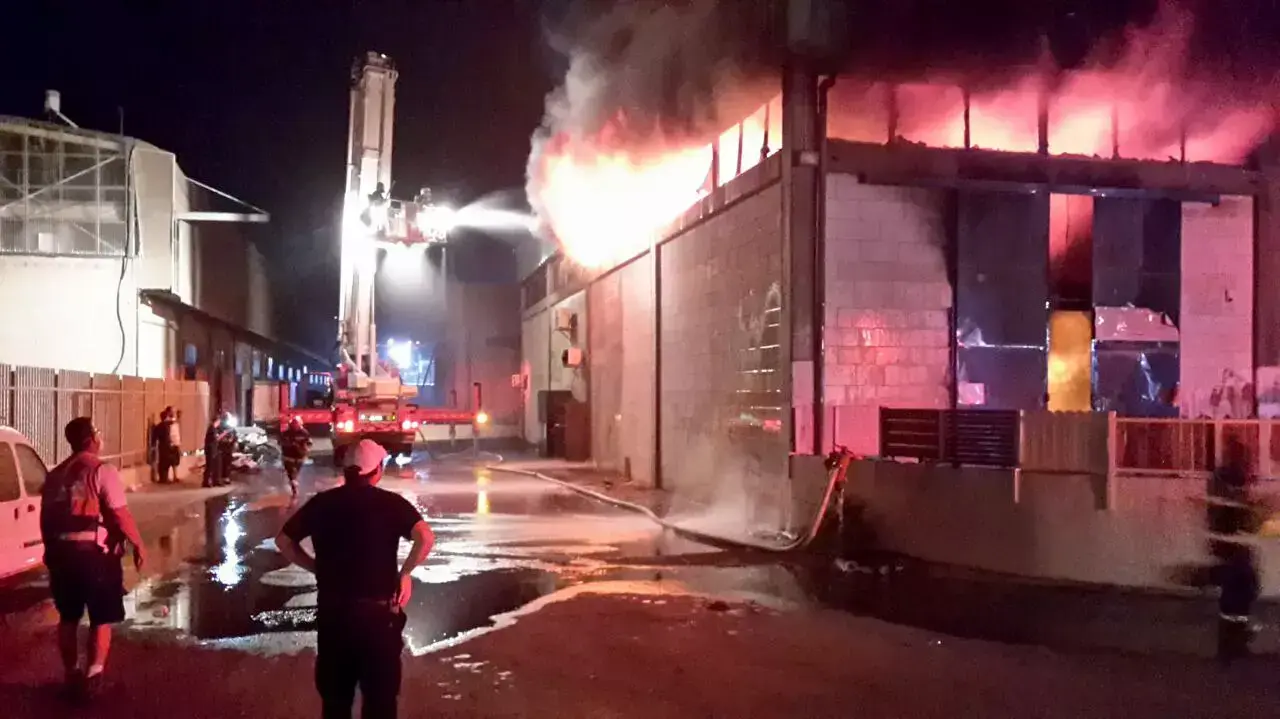 שריפת מפעל, מישור אדומים, 28 ביולי 2015 שריפת מפעל, מישור אדומים, 28 ביולי 2015