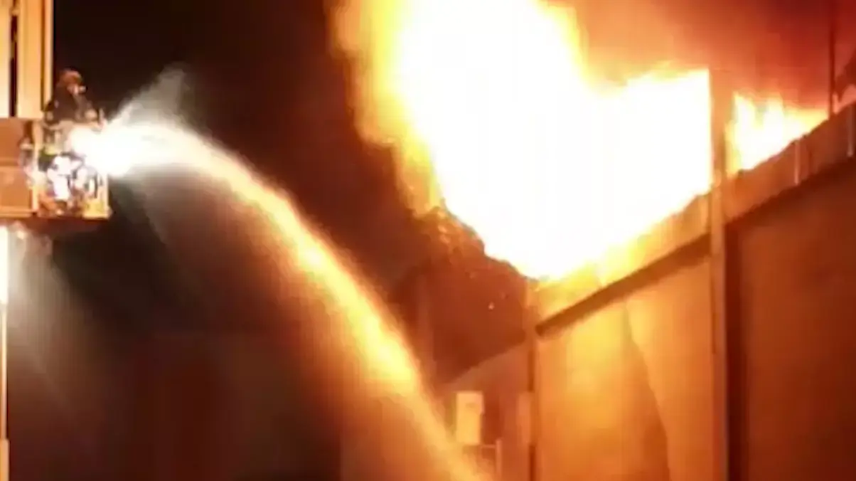 כך חולץ אדם שנלכד בתוך מפעל בוער כך חולץ אדם שנלכד בתוך מפעל בוער