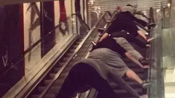סינים מפחדים ממדרגות נעות