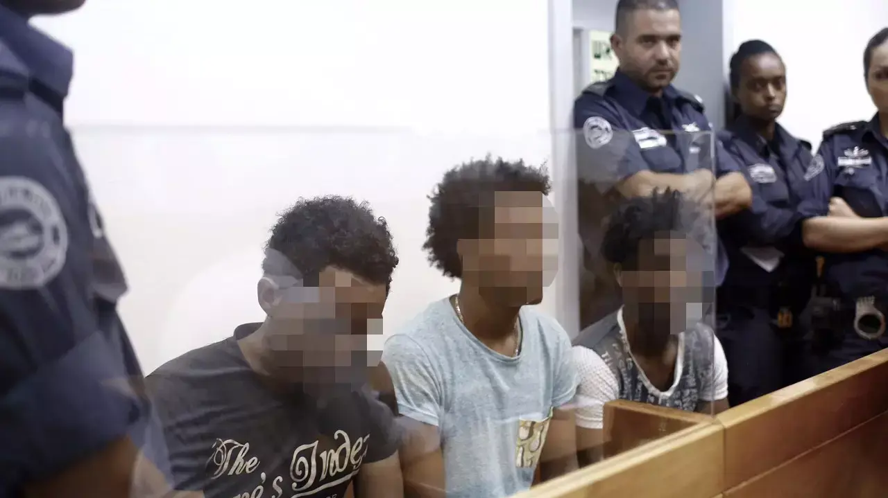 חשודים בביצוע אונס קבוצתי בראשון לציון, בימ"ש השלום ראשל"צ, 30 ביולי 2015 חשודים בביצוע אונס קבוצתי בראשון לציון, בימ"ש השלום ראשל"צ, 30 ביולי 2015