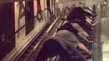 עולים במדרגות הנעות בדרך הכי מסוכנת שאפשר עולים במדרגות הנעות בדרך הכי מסוכנת שאפשר
