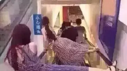 כך נעלה במדרגות הנעות בביקורנו בסין כך נעלה במדרגות הנעות בביקורנו בסין