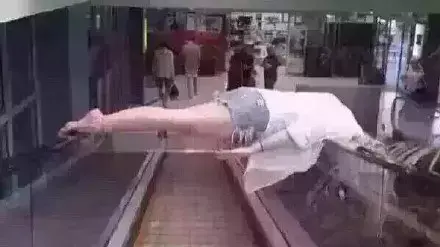 "האם זה אומר שאני בטוחה כל עוד אני לא נוגעת ברצפה?" "האם זה אומר שאני בטוחה כל עוד אני לא נוגעת ברצפה?"
