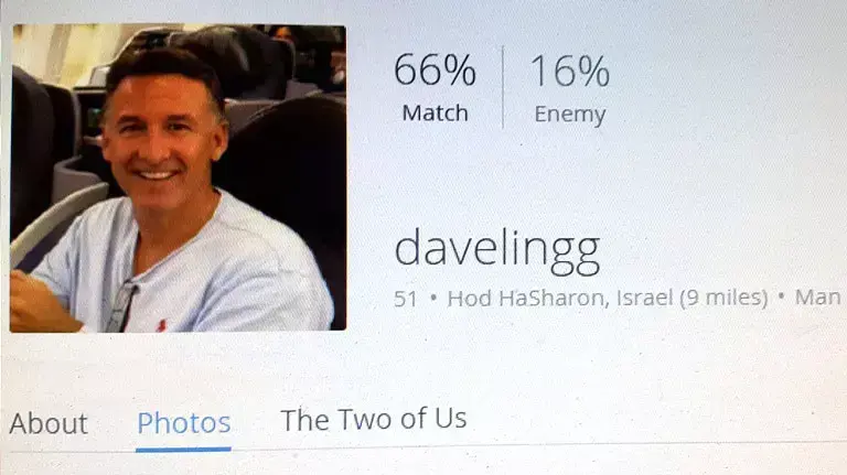כרטיס מאתר הכרויות בו דייב מקניב מציג את עצמו כתושב הוד השרון כרטיס מאתר הכרויות בו דייב מקניב מציג את עצמו כתושב הוד השרון