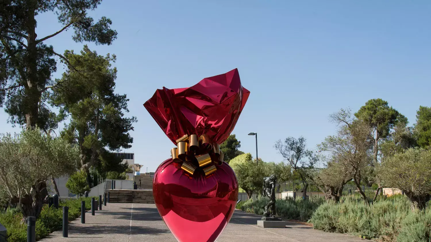 פסל בכניסה למוזיאון ישראל קיץ 2015 פסל בכניסה למוזיאון ישראל קיץ 2015