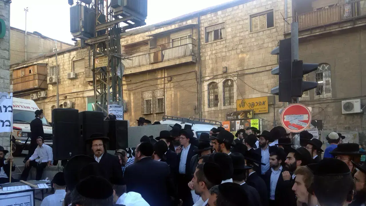 100 חרדים מפגינים בכיכר השבת בירושלים נגד מצעד הגאווה, יולי 2015 100 חרדים מפגינים בכיכר השבת בירושלים נגד מצעד הגאווה, יולי 2015