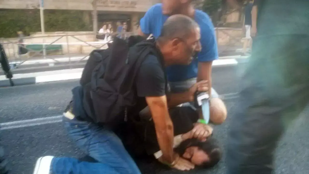חרדי דקר במצעד הגאווה, יולי 2015 חרדי דקר במצעד הגאווה, יולי 2015