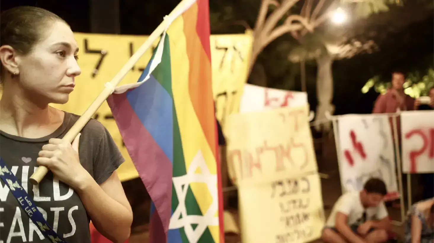 חברת הכנסת תמר זנדברג ובן זוגה אורי זכי במרכז הגאה בגן מאיר לעצרת שקטה, יולי 2015