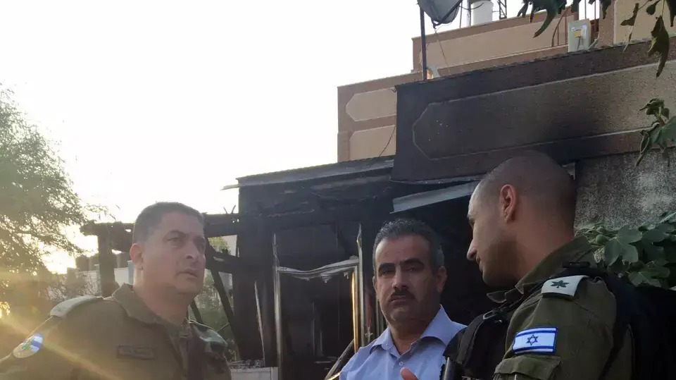 ראש המנהל האזרחי על רקע הבית שהוצת בדומא 31 יולי 2015 ראש המנהל האזרחי על רקע הבית שהוצת בדומא 31 יולי 2015