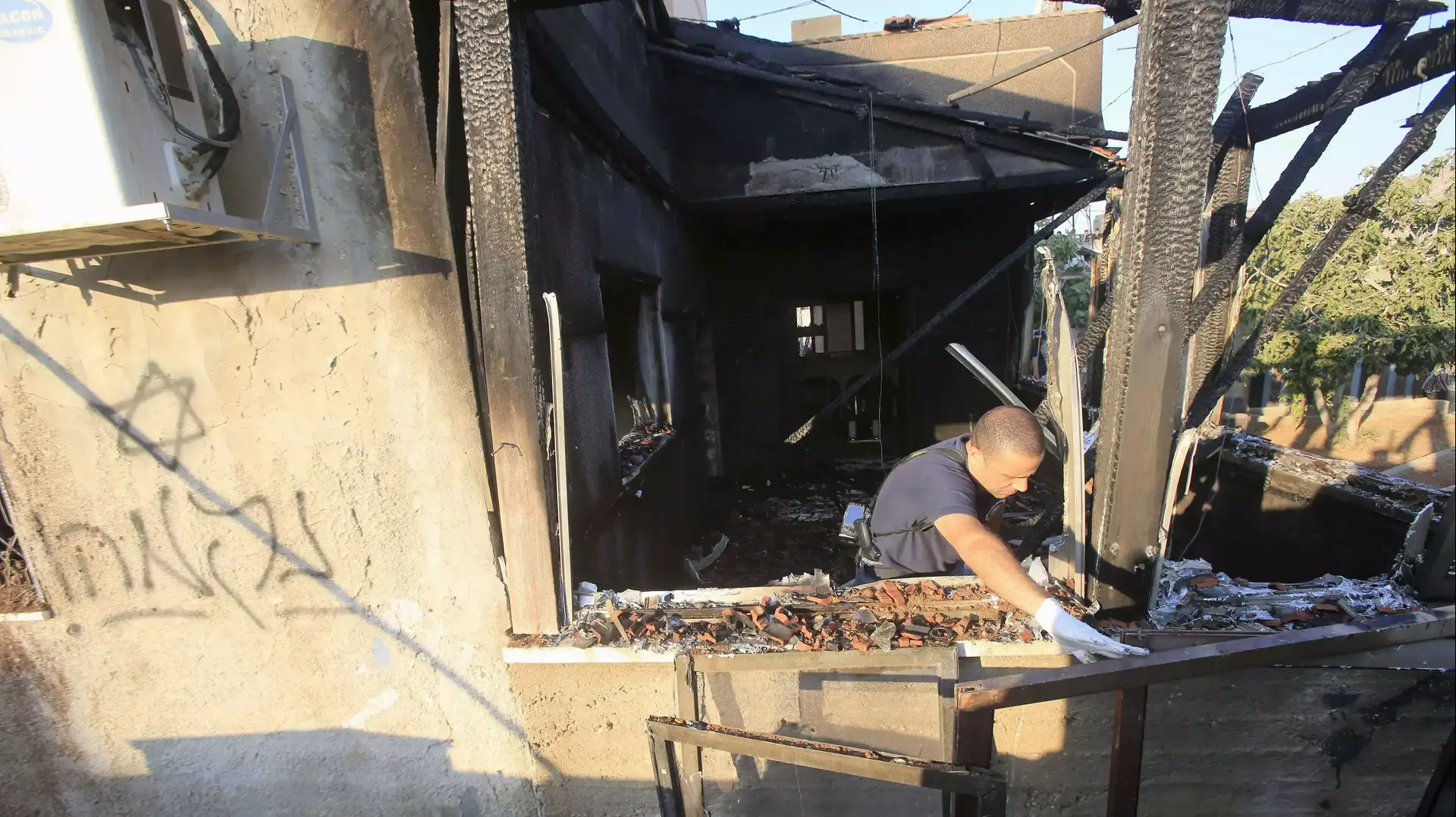 הבית שהוצת בפיגוע טרור יהודי בכפר דומא, יולי 2015 הבית שהוצת בפיגוע טרור יהודי בכפר דומא, יולי 2015