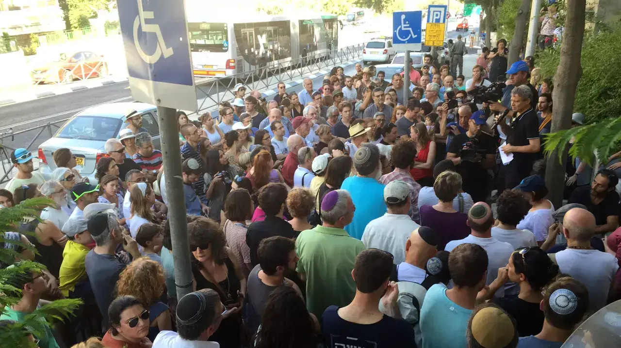 מאות בני אדם בעצרת מחאה נגד טרור יהודי בירושלים, יולי 2015