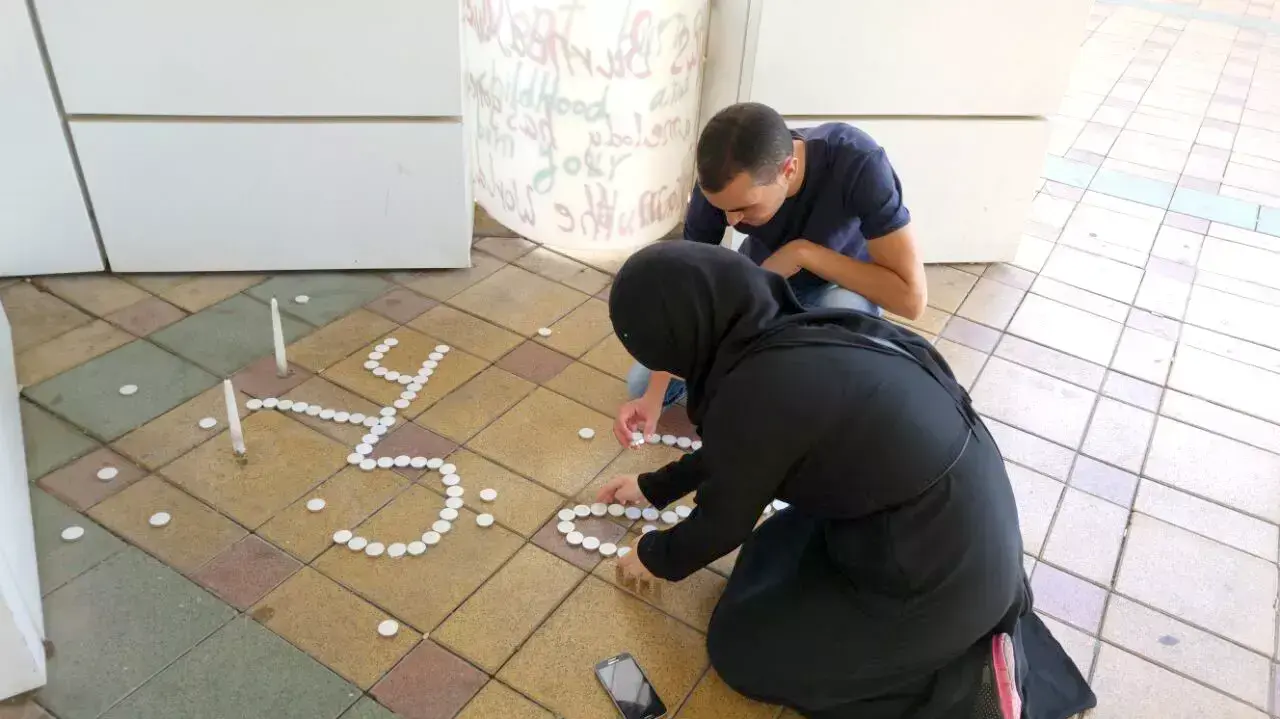 נרות לזכרו של עלי דוואבשה בבית החולים תל השומר, אוגוסט 2015 נרות לזכרו של עלי דוואבשה בבית החולים תל השומר, אוגוסט 2015