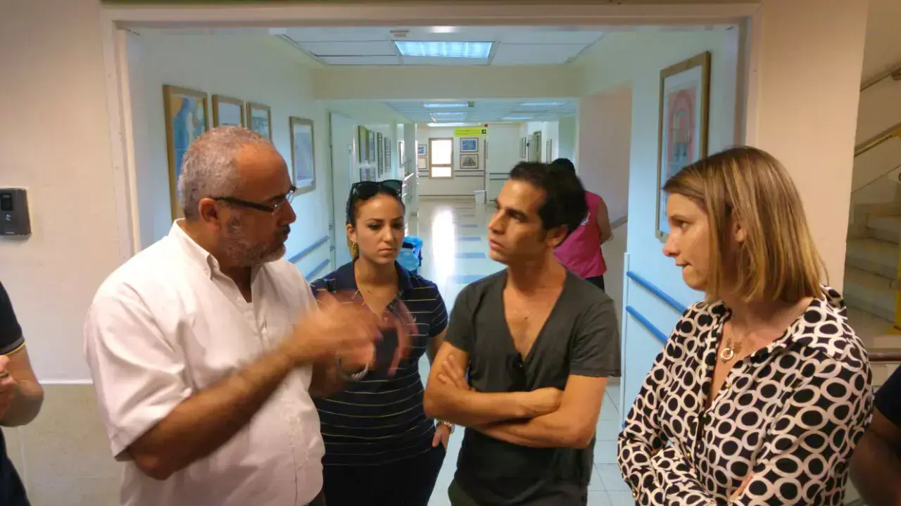 אביב גפן ורעייתו שני פרידן במחלקת טיפול נמרץ ילדים בשיבא אוגוסט 2015 אביב גפן ורעייתו שני פרידן במחלקת טיפול נמרץ ילדים בשיבא אוגוסט 2015