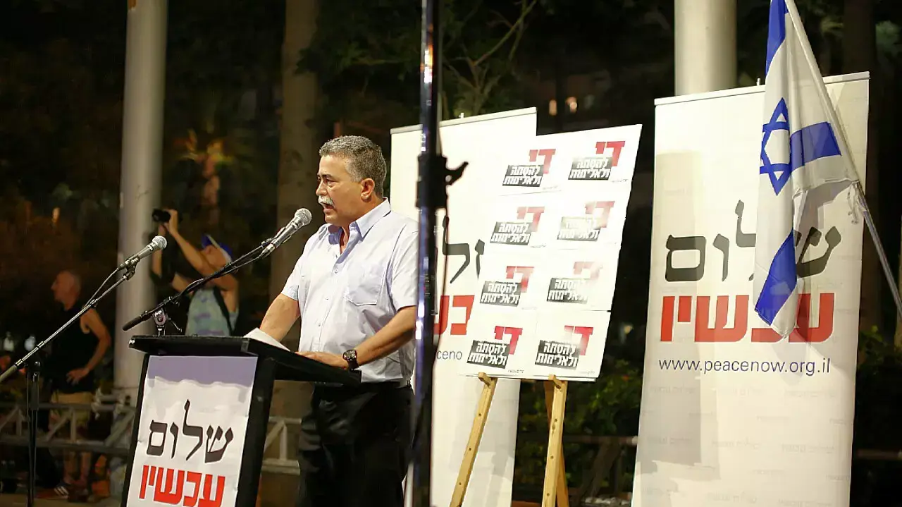 ח"כ עמיר פרץ, מחאת "דיי לאלימות, דיי להסתה", כיכר רבין, תל אביב, אוגוסט 2015 ח"כ עמיר פרץ, מחאת "דיי לאלימות, דיי להסתה", כיכר רבין, תל אביב, אוגוסט 2015