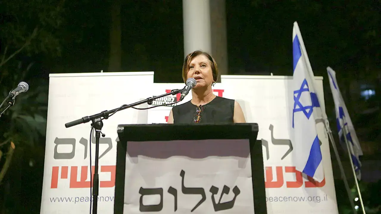 ח"כ זהבה גלאון, מחאת "דיי לאלימות, דיי להסתה", כיכר רבין, תל אביב, אוגוסט 2015 ח"כ זהבה גלאון, מחאת "דיי לאלימות, דיי להסתה", כיכר רבין, תל אביב, אוגוסט 2015