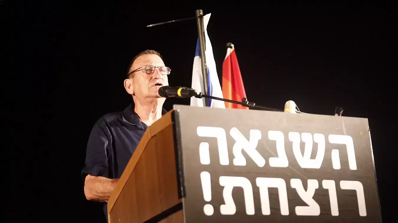 רון חולדאי, עצרת מחאה בעקבות פיגוע הדקירה במצעד הגאווה בירושלים, גן מאיר תל אביב, אוגוסט 2015 רון חולדאי, עצרת מחאה בעקבות פיגוע הדקירה במצעד הגאווה בירושלים, גן מאיר תל אביב, אוגוסט 2015