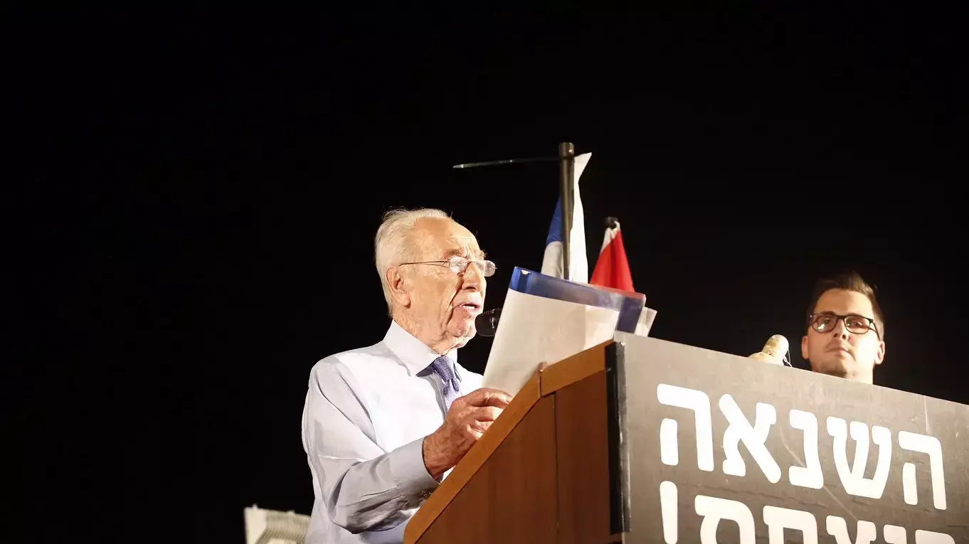 שמעון פרס, עצרת מחאה בעקבות פיגוע הדקירה במצעד הגאווה בירושלים, גן מאיר תל אביב, אוגוסט 2015 שמעון פרס, עצרת מחאה בעקבות פיגוע הדקירה במצעד הגאווה בירושלים, גן מאיר תל אביב, אוגוסט 2015