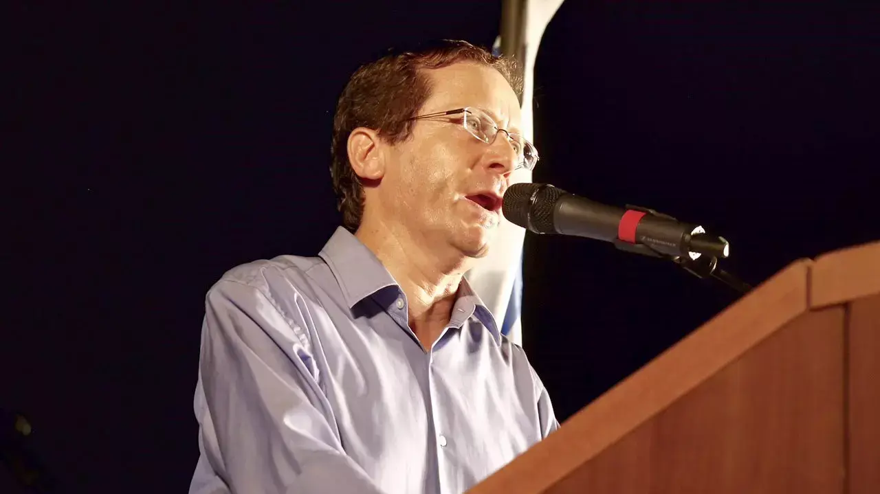 יצחק הרצוג, עצרת מחאה בעקבות פיגוע הדקירה במצעד הגאווה בירושלים, גן מאיר תל אביב, אוגוסט 2015 יצחק הרצוג, עצרת מחאה בעקבות פיגוע הדקירה במצעד הגאווה בירושלים, גן מאיר תל אביב, אוגוסט 2015