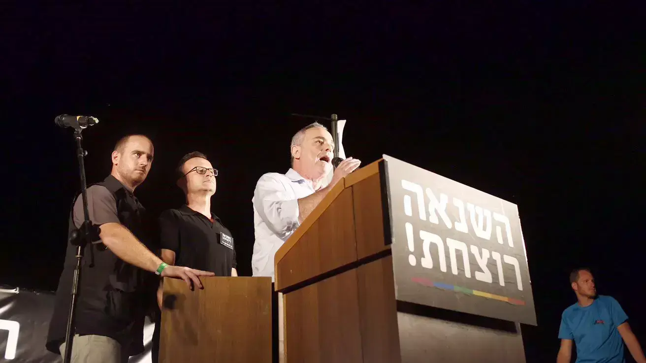 השר יובל שטייניץ, עצרת מחאה בעקבות פיגוע הדקירה במצעד הגאווה בירושלים, גן מאיר תל אביב, אוגוסט 2015 השר יובל שטייניץ, עצרת מחאה בעקבות פיגוע הדקירה במצעד הגאווה בירושלים, גן מאיר תל אביב, אוגוסט 2015