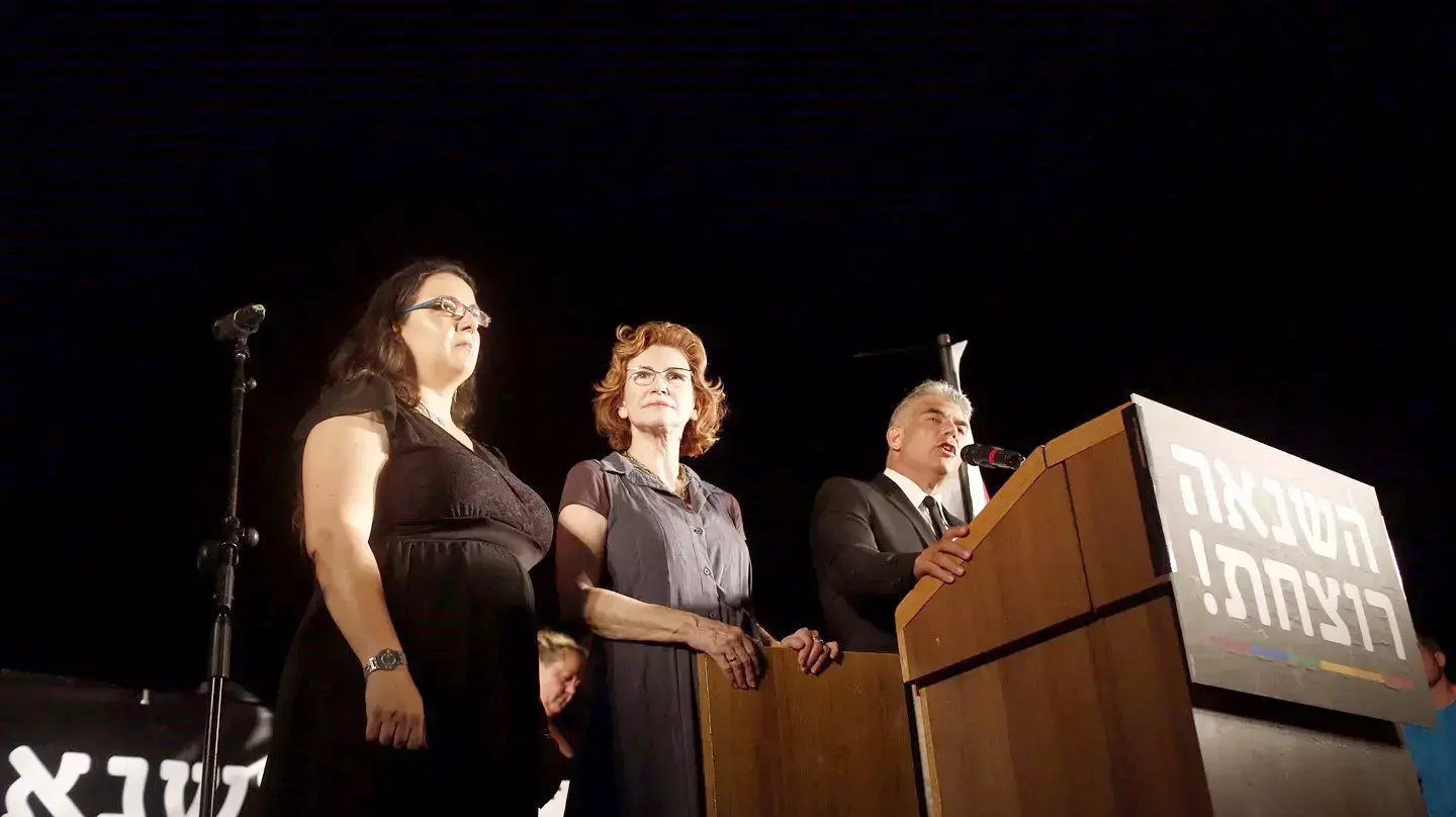 ח"כ יאיר לפיד ויעל גרמן, עצרת מחאה בעקבות פיגוע הדקירה במצעד הגאווה בירושלים, גן מאיר תל אביב, אוגוסט 2015 ח"כ יאיר לפיד ויעל גרמן, עצרת מחאה בעקבות פיגוע הדקירה במצעד הגאווה בירושלים, גן מאיר תל אביב, אוגוסט 2015