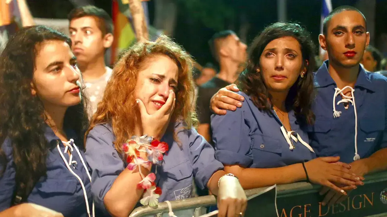 עצרת מחאה בעקבות פיגוע הדקירה במצעד הגאווה בירושלים, גן מאיר תל אביב, אוגוסט 2015 עצרת מחאה בעקבות פיגוע הדקירה במצעד הגאווה בירושלים, גן מאיר תל אביב, אוגוסט 2015