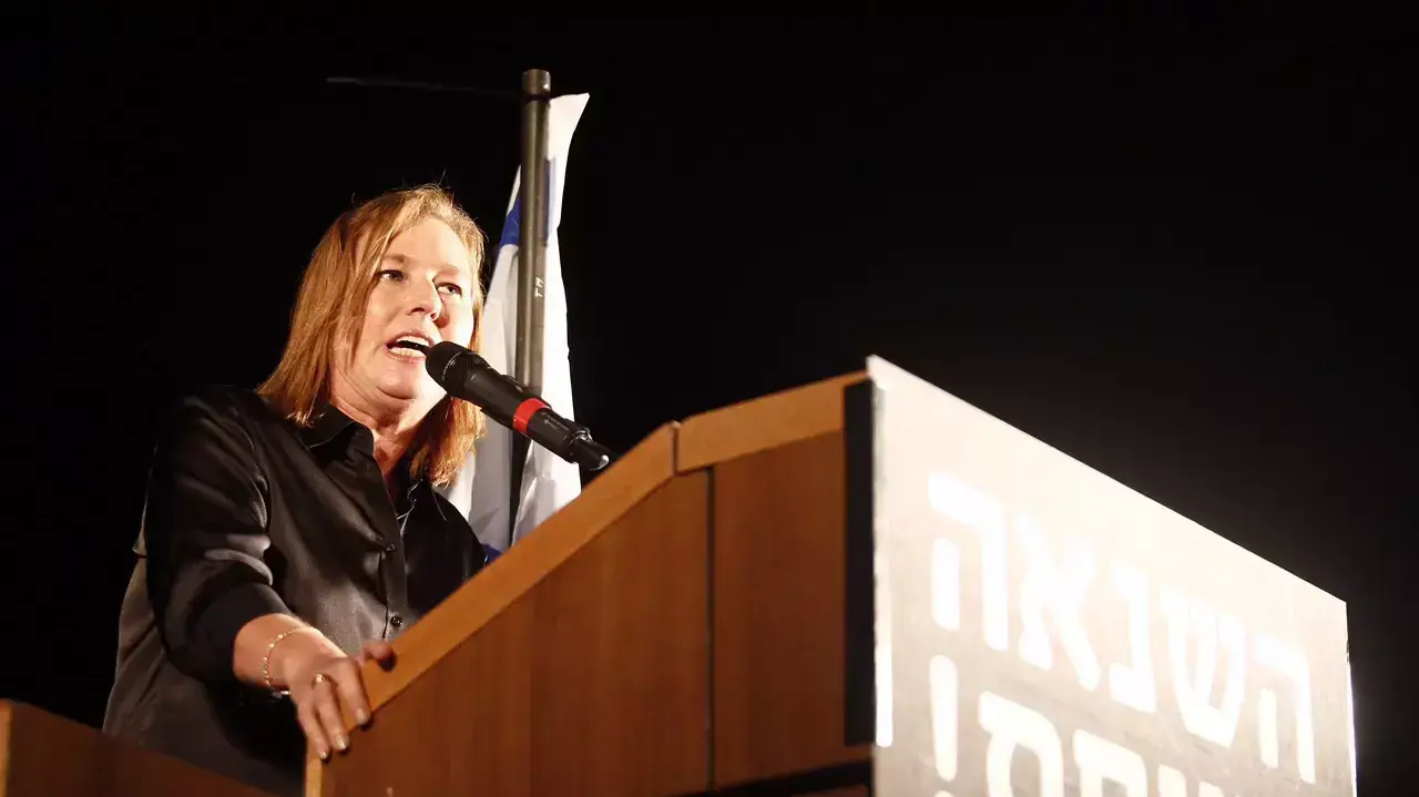ח"כ ציפי לבני, עצרת מחאה בעקבות פיגוע הדקירה במצעד הגאווה בירושלים, גן מאיר תל אביב, אוגוסט 2015 ח"כ ציפי לבני, עצרת מחאה בעקבות פיגוע הדקירה במצעד הגאווה בירושלים, גן מאיר תל אביב, אוגוסט 2015