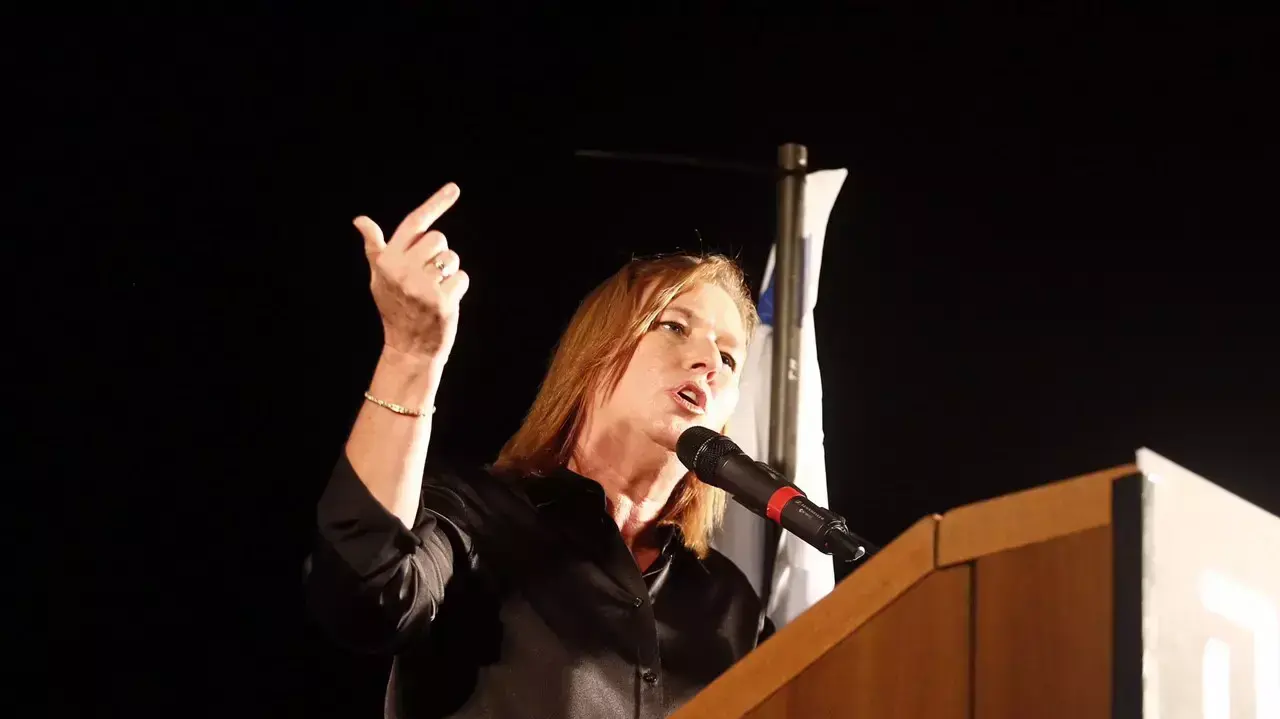 ח"כ ציפי לבני, עצרת מחאה בעקבות פיגוע הדקירה במצעד הגאווה בירושלים, גן מאיר תל אביב, אוגוסט 2015 ח"כ ציפי לבני, עצרת מחאה בעקבות פיגוע הדקירה במצעד הגאווה בירושלים, גן מאיר תל אביב, אוגוסט 2015